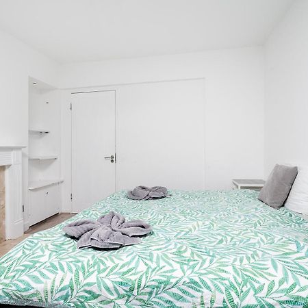Large 4 Bedroom House With Parking Available London Exterior photo