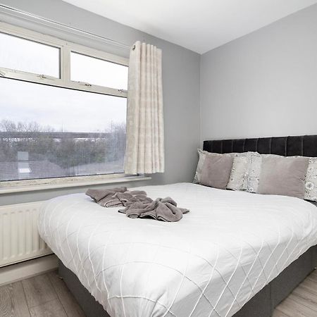 Large 4 Bedroom House With Parking Available London Exterior photo