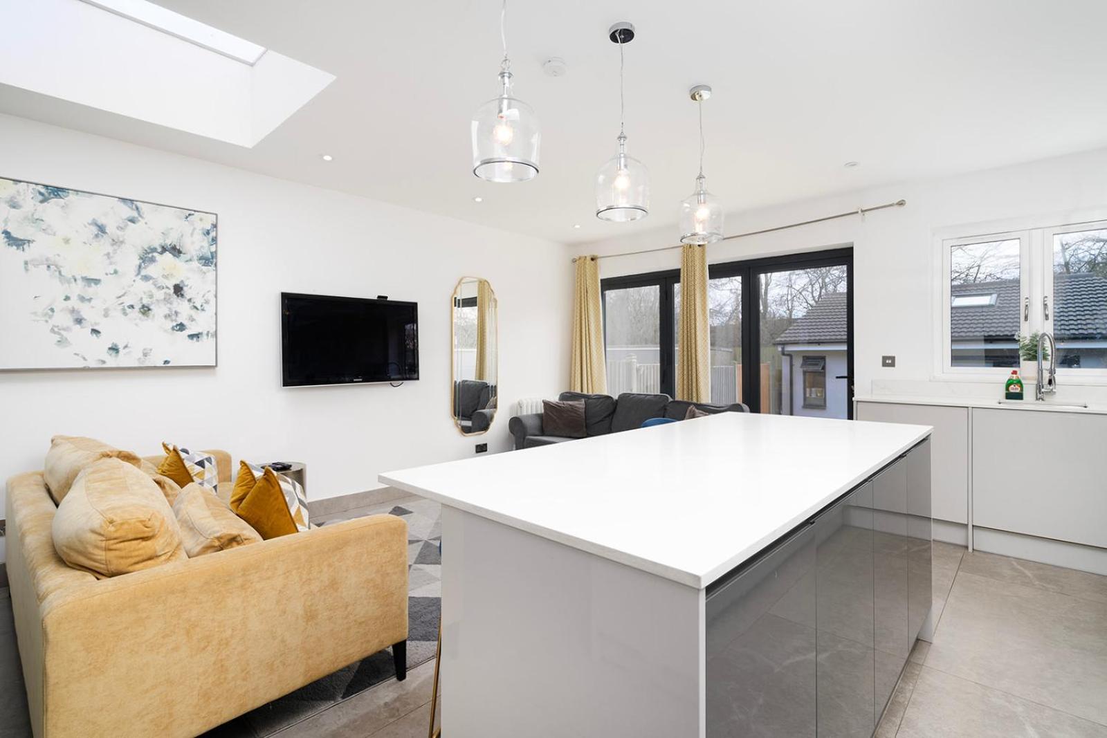 Large 4 Bedroom House With Parking Available London Exterior photo