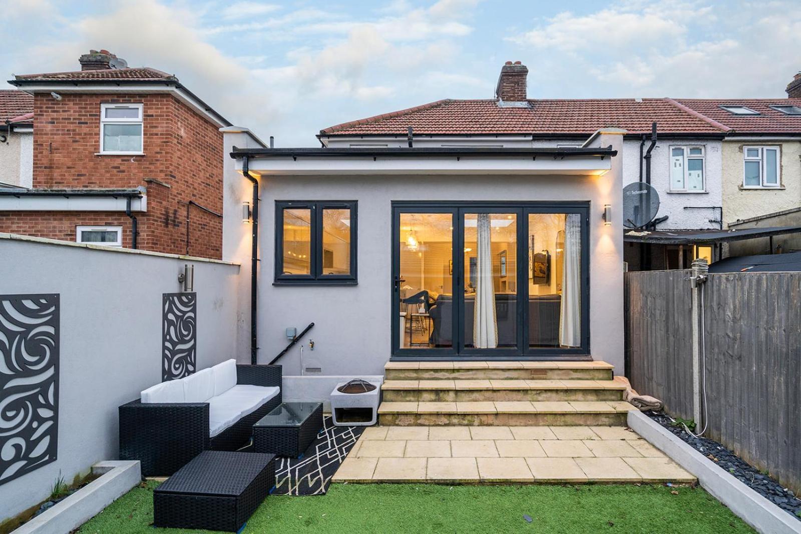 Large 4 Bedroom House With Parking Available London Exterior photo
