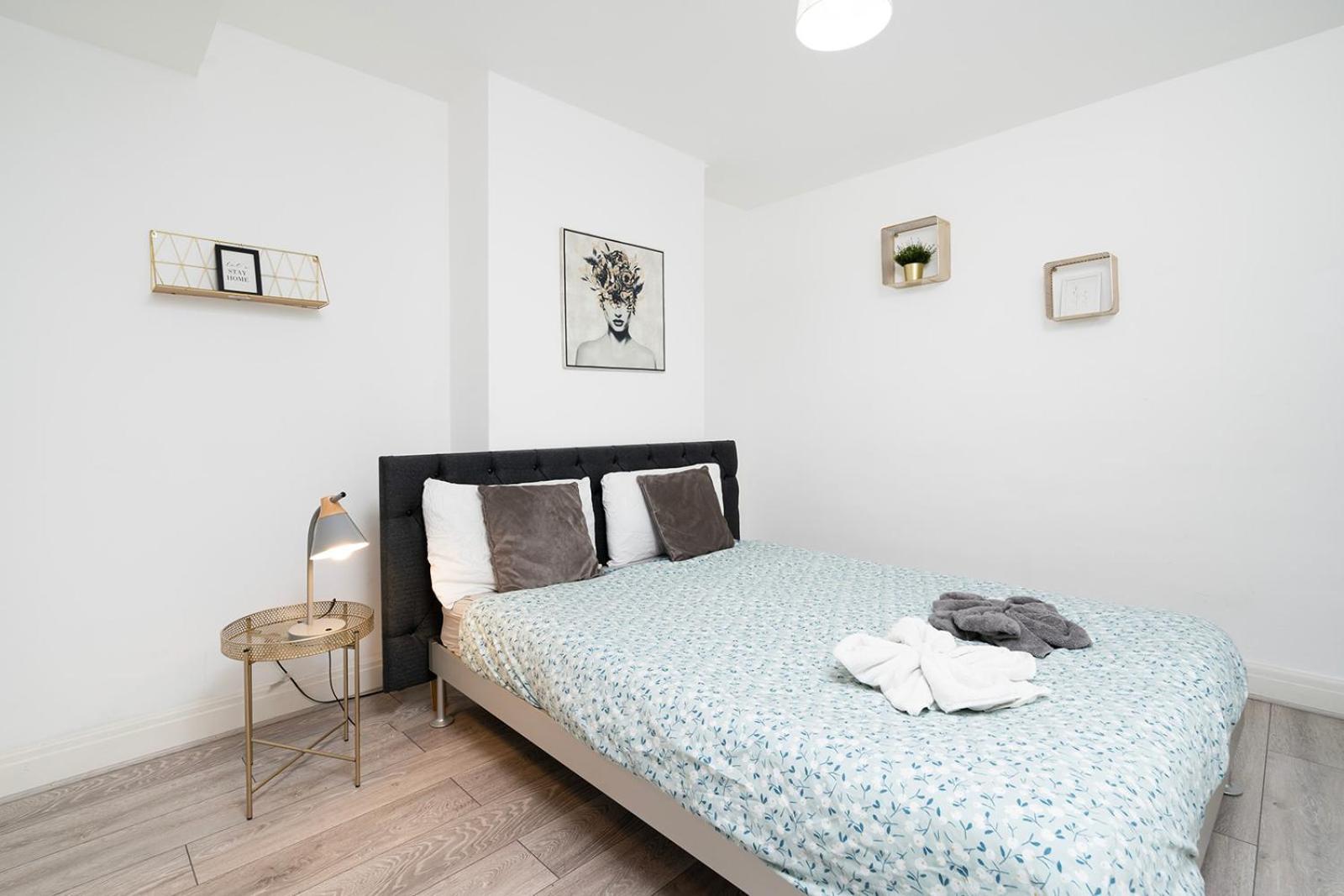 Large 4 Bedroom House With Parking Available London Exterior photo