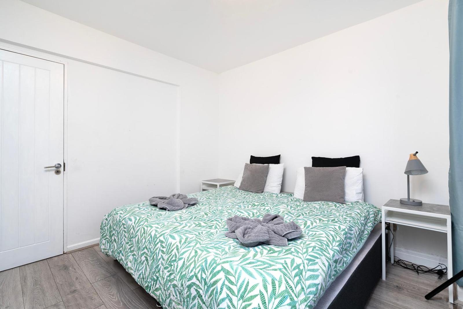 Large 4 Bedroom House With Parking Available London Exterior photo