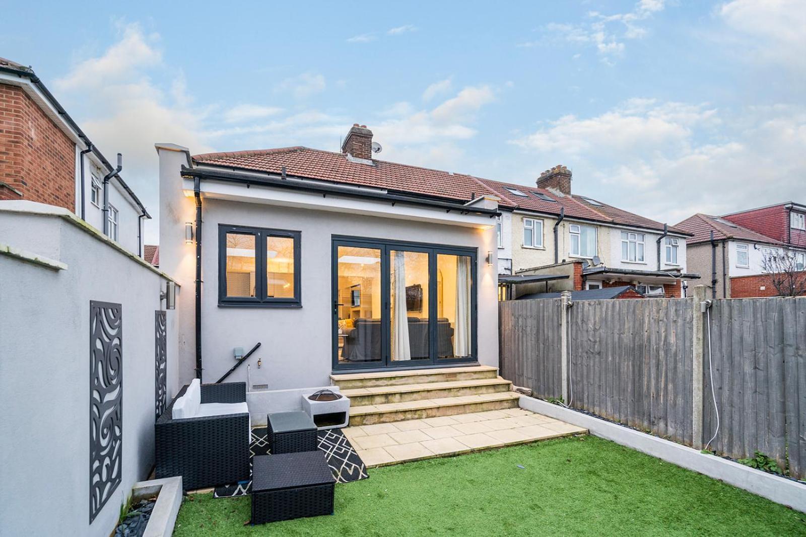Large 4 Bedroom House With Parking Available London Exterior photo