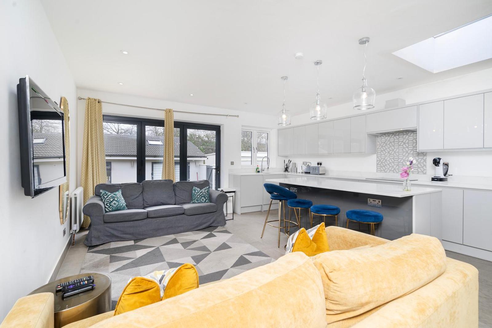 Large 4 Bedroom House With Parking Available London Exterior photo