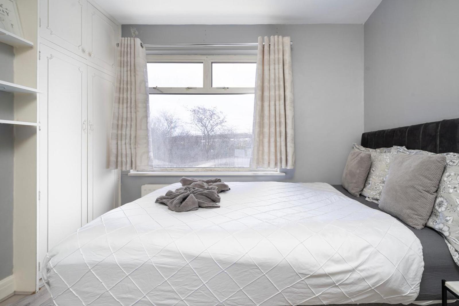 Large 4 Bedroom House With Parking Available London Exterior photo